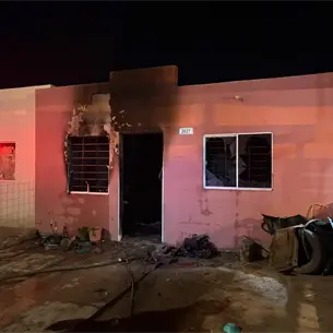 Escapan de las llamas subi&eacute;ndose al techo; incendio deja dos lesionados y una casa destruida en Los Mochis