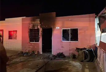 Escapan de las llamas subiéndose al techo; incendio deja dos lesionados y una casa destruida en Los Mochis