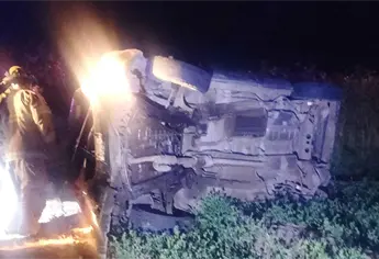 Vuelca camioneta rumbo a Las Glorias; tres personas resultan lesionadas en Guasave