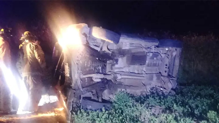 Vuelca camioneta rumbo a Las Glorias; tres personas resultan lesionadas en Guasave