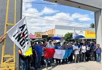 Integrantes de AquÍ No bloquean salida de hotel durante visita de Alicia Bárcena a Los Mochis