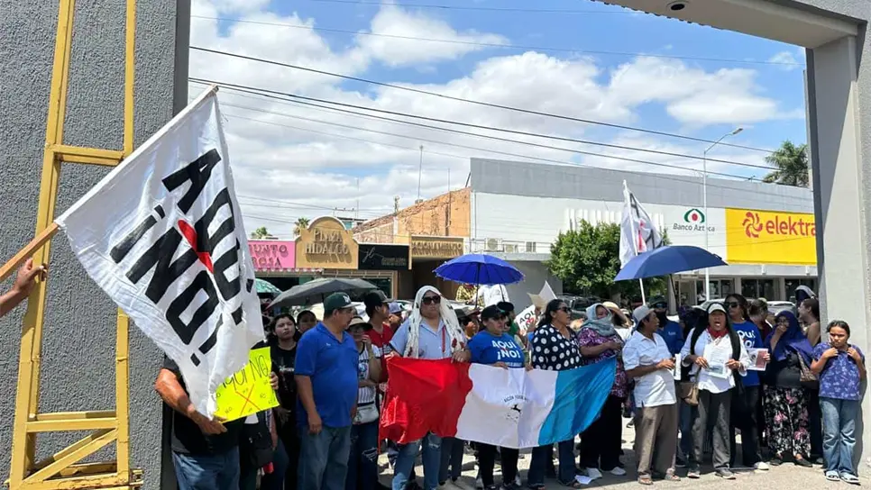 Los manifestantes se concentraron en los accesos al estacionamiento del inmueble, donde bloquearon las salidas mientras portaban pancartas, entonaban el Himno Nacional en español y lengua indígena, y lanzaban consignas dirigidas a la funcionaria federal