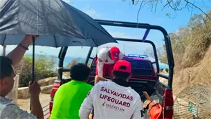 Rescatan a joven tras sufrir descompensación y caída en las escalinatas de El Faro, Mazatlán Rescatan a joven tras sufrir descompensación y caída en las escalinatas de El Faro, Mazatlán