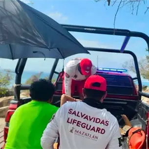 Rescatan a joven tras sufrir descompensación y caída en las escalinatas de El Faro, Mazatlán Rescatan a joven tras sufrir descompensación y caída en las escalinatas de El Faro, Mazatlán