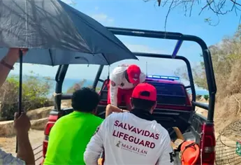 Rescatan a joven tras sufrir descompensación y caída en las escalinatas de El Faro, Mazatlán