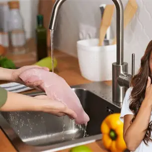 Es un peligro para tu salud: La razón por la que jamás debes lavar el pollo antes de cocinarlo Es un peligro para tu salud: La razón por la que jamás debes lavar el pollo antes de cocinarlo