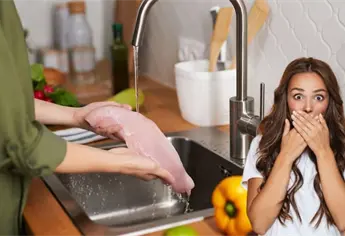Es un peligro para tu salud: La razón por la que jamás debes lavar el pollo antes de cocinarlo