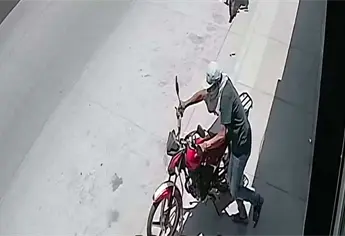 A plena luz del día, delincuentes roban motocicleta frente a comercio en Los Mochis