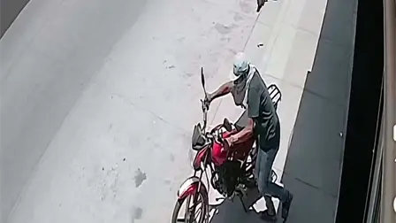 A plena luz del día, delincuentes roban motocicleta frente a comercio en Los Mochis A plena luz del día, delincuentes roban motocicleta frente a comercio en Los Mochis