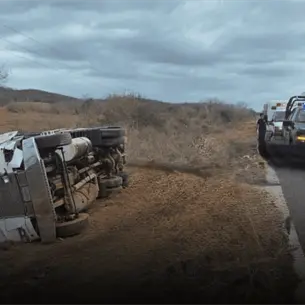 Vuelca camioneta de empresa de muebles y l&iacute;nea blanca en la Mazatl&aacute;n-Culiac&aacute;n