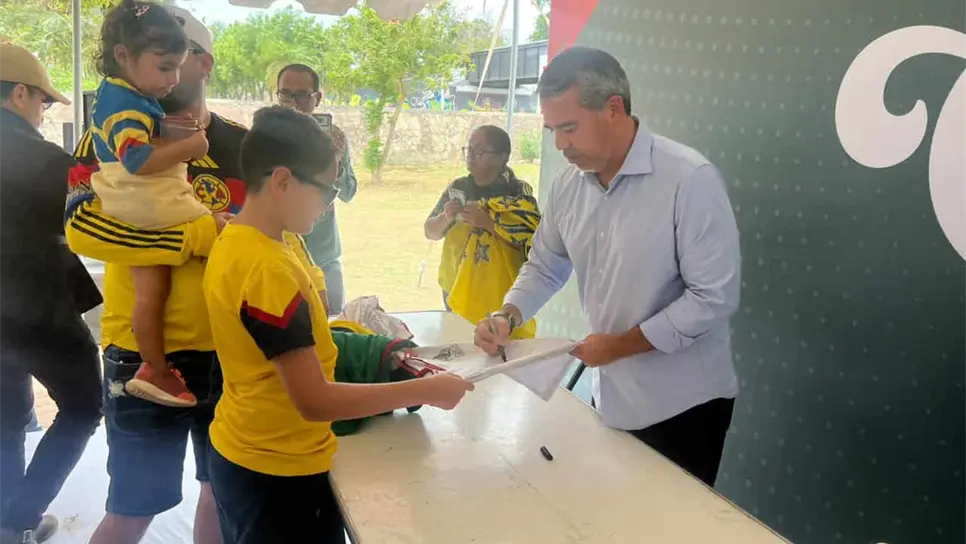 Pavel Pardo convivió con fanáticos y firmó autógrafos. FOTO: Luz Noticias.
