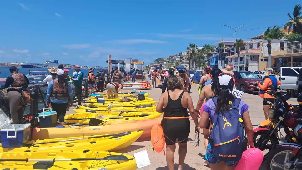 FOTO: Deportistas del mar se suman a protesta pacífica contra planta de amoniaco en Topolobampo