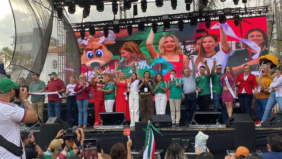 Mazatlán vive La Fiesta del Fútbol; cientos se reúnen en Olas Altas para vivir la fiebre mundialista