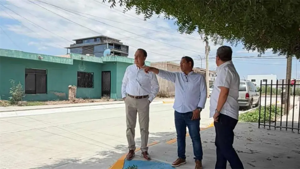 De calle deteriorada a corredor digno: Antonio Menéndez supervisa transformación de vialidad en Los Mochis
