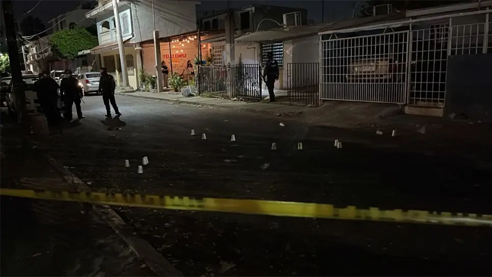 Minutos después llegaron agentes periciales de la Fiscalía General del Estado para efectuar las diligencias en el lugar, debido que en la calle quedaron varios casquillos de arma de fuego