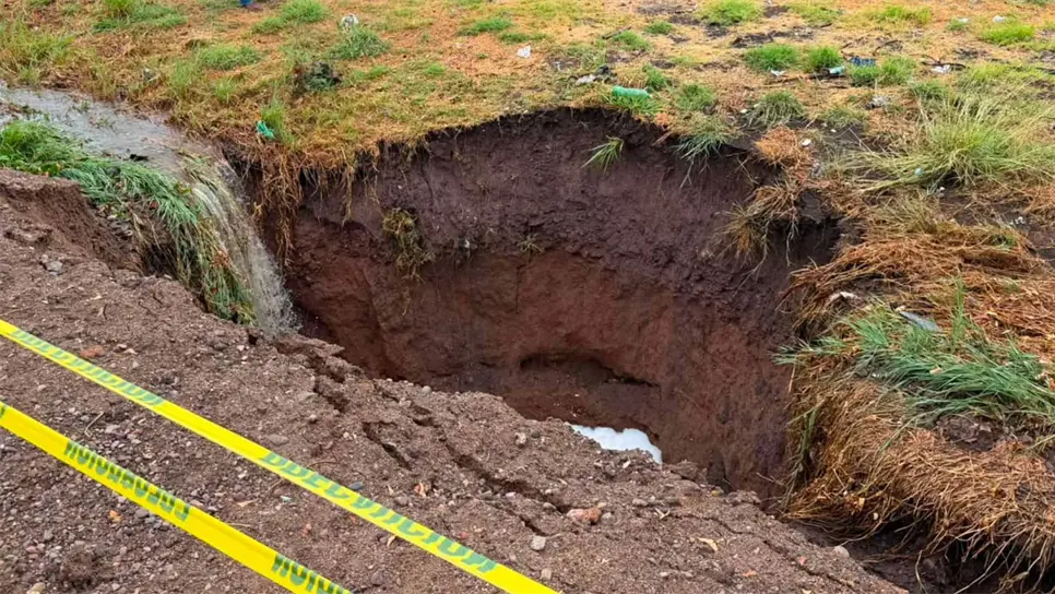 Fuerte lluvia en Culiacán abre megasocavón en la colonia 4 de marzo