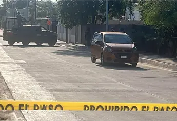 Balean a conductor de un vehículo en la colonia Lombardo Toledano, en Culiacán