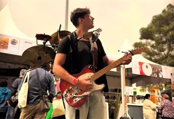 Tonah: El hombre orquesta que desafía la física tocando más de 10 instrumentos a la vez