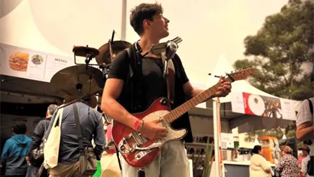 Tonah: El hombre orquesta que desafía la física tocando más de 10 instrumentos a la vez Tonah: El hombre orquesta que desafía la física tocando más de 10 instrumentos a la vez