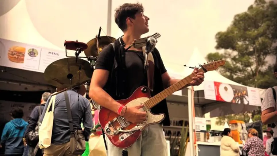 Tonah: El hombre orquesta que desafía la física tocando más de 10 instrumentos a la vez