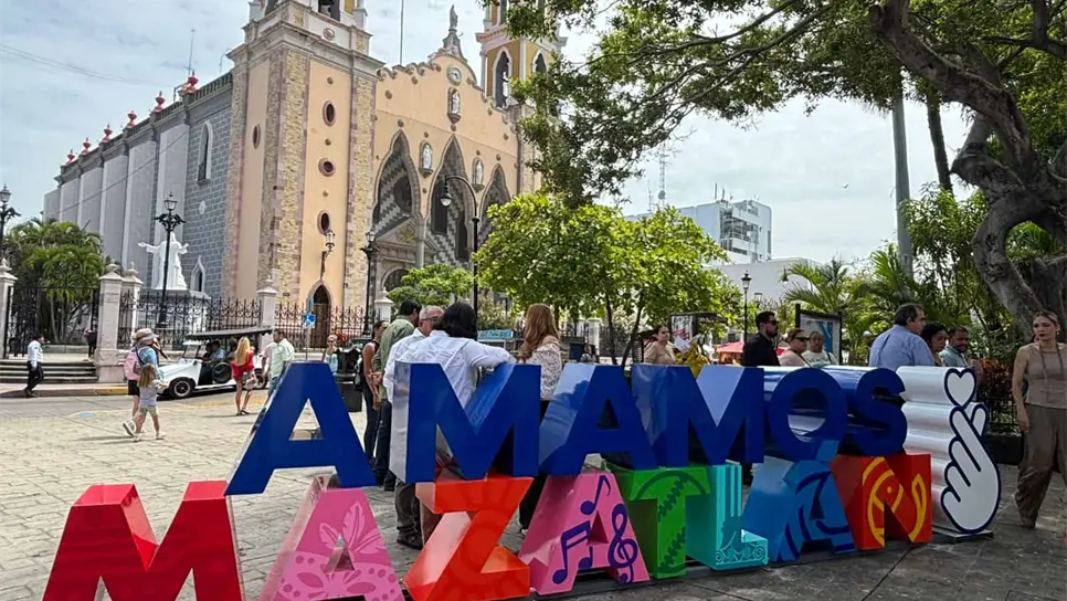 Mazatlán estrena parador fotográfico con la frase "Amamos Mazatlán"