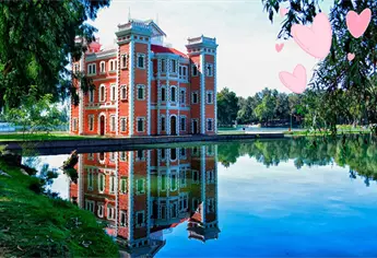 Pueblo Mágico sorprende con un castillo en un lago y paisajes de cuento, ideal para vacacionar