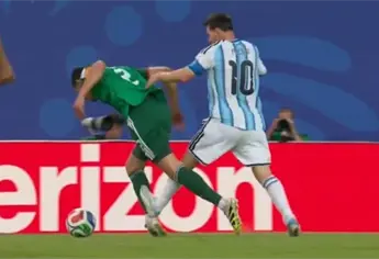 &iquest;Le perdonan la roja a Lionel Messi?; el argentino dio un planchazo ante Argelia