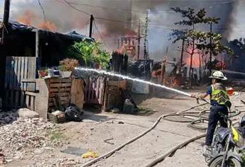 Incendio consume al menos 9 viviendas en invasi&oacute;n cerca de la Casa Redonda en Mazatl&aacute;n