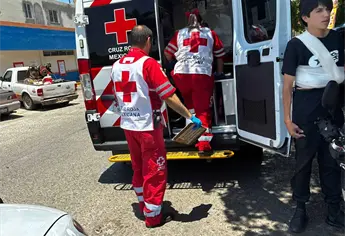 Motociclistas se brincan el alto y terminan lesionados tras fuerte accidente en Los Mochis