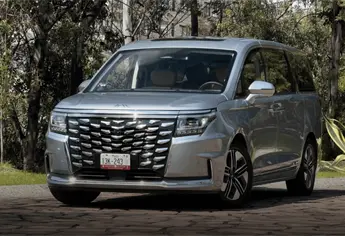 Así es la JAC Traveler PHEV, la minivan híbrida que compite contra todas en México