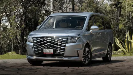 As&iacute; es la JAC Traveler PHEV, la minivan h&iacute;brida que compite contra todas en M&eacute;xico