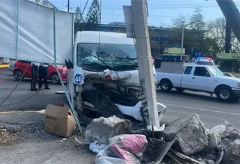 Un camión de transporte de personal termina accidentado en colonia Díaz Ordaz de Culiacán
