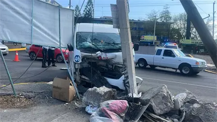 Un camión de transporte de personal termina accidentado en colonia Díaz Ordaz de Culiacán Un camión de transporte de personal termina accidentado en colonia Díaz Ordaz de Culiacán