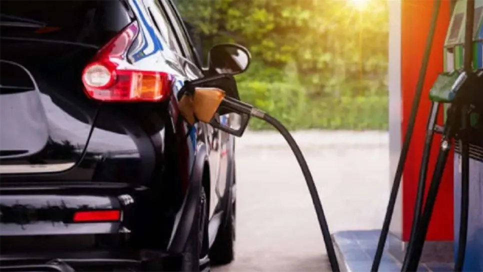 Los especialistas en mecánica automotriz recomiendan mantener el tanque siempre por encima de un cuarto de su capacidad, ya que conducir con niveles muy bajos puede causar que se acumulen impurezas o sedimentos del fondo, afectando los inyectores o el sistema de alimentación
