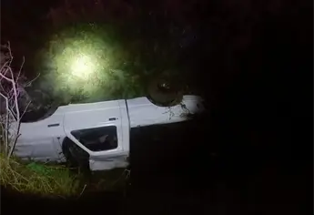 Muere hombre tras volcar y caer con su camioneta a un dren en Tamazula, Guasave