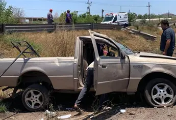 Conductor pierde una llanta, sufre volcadura y resulta gravemente herido en Ahome