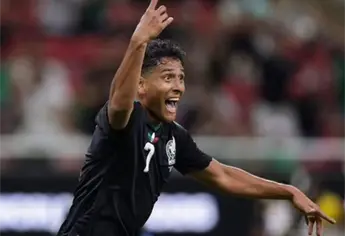 Antonio Men&eacute;ndez felicita a Luis Romo tras su gol en el Mundial