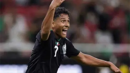Antonio Menéndez felicita a Luis Romo tras su gol en el Mundial Antonio Menéndez felicita a Luis Romo tras su gol en el Mundial
