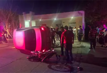 Familia completa a bordo de motocicleta termina hospitalizada tras aparatoso accidente en Guasave