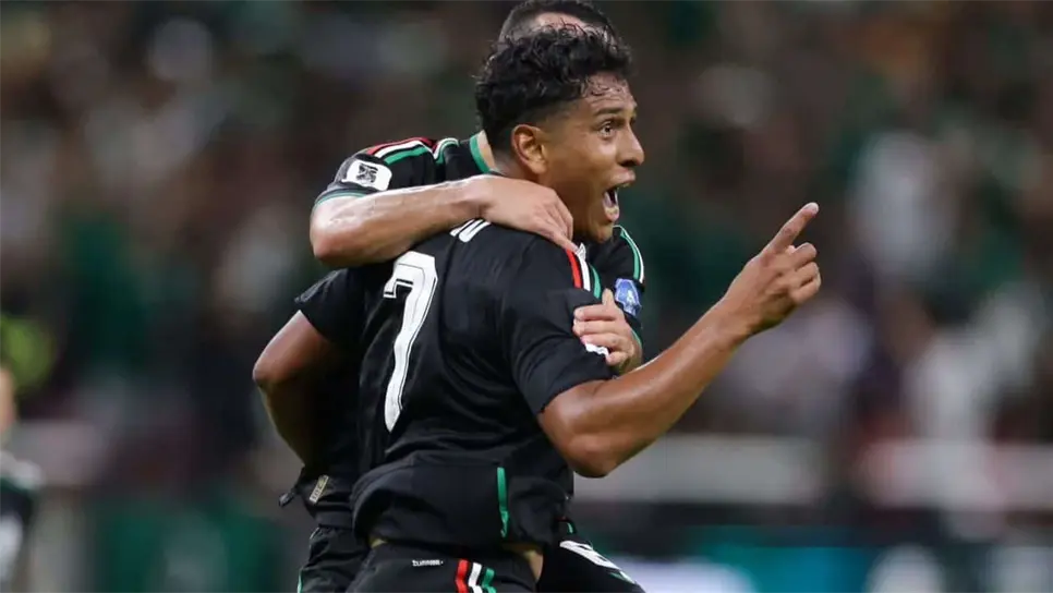 Ahora el futbolista originario de Los Mochis, Sinaloa, se une a dos leyendas de la Selección Mexicana de Futbol que tuvieron la dicha de hacerse presentes en el marcador en una Copa del Mundo