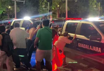 &iexcl;Locura en Guadalajara! Aficionados casi voltean una patrulla al celebrar victoria de M&eacute;xico | VIDEO