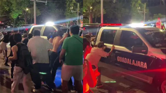 &iexcl;Locura en Guadalajara! Aficionados casi voltean una patrulla al celebrar victoria de M&eacute;xico | VIDEO