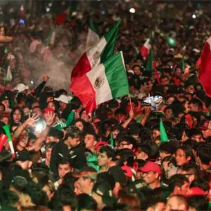 Aficionados abarrotan el &Aacute;ngel de la Independencia para festejar victoria de M&eacute;xico en el Mundial 2026 | VIDEO