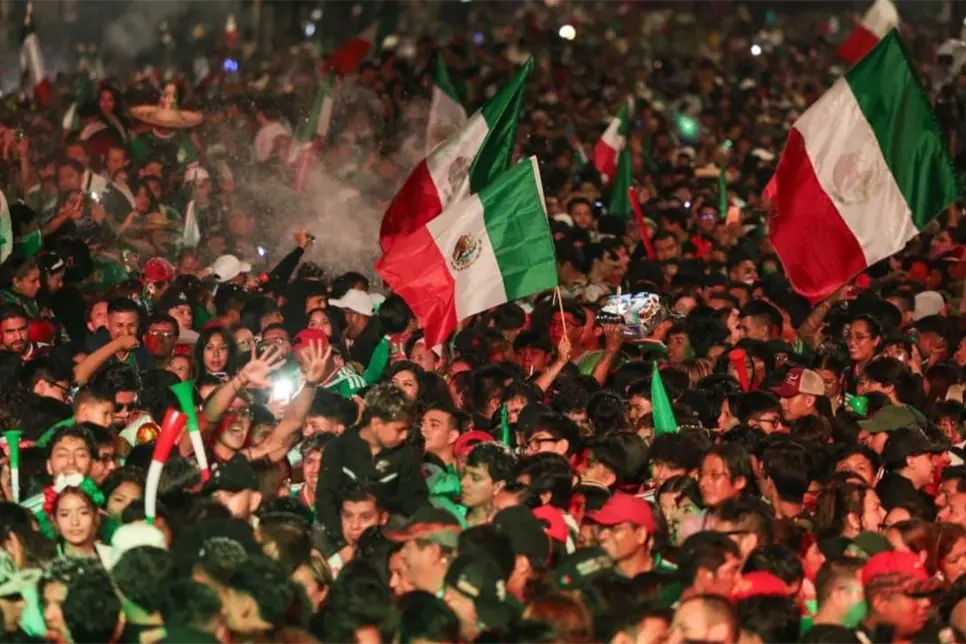 Aficionados abarrotan el &Aacute;ngel de la Independencia para festejar victoria de M&eacute;xico en el Mundial 2026 | VIDEO