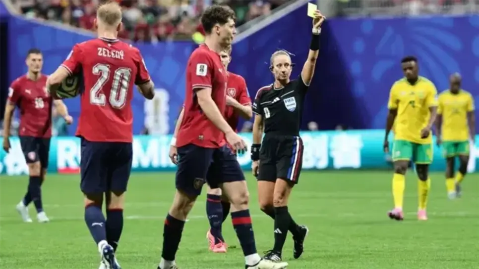 Tori Penso estuvo acompañada por sus compatriotas Brooke Mayo y Kathryn Nesbitt como asistentes de banda, formando un equipo arbitral completamente estadounidense que también refuerza el crecimiento del arbitraje femenino en la élite internacional