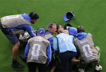 Mundial 2026: Camarógrafo es retirado en ambulancia tras brutal choque en el Colombia vs Uzbekistán | VIDEO
