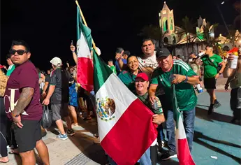 Mazatlecos se re&uacute;nen en las letras de Mazatl&aacute;n para celebrar triunfo de M&eacute;xico