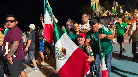 Mazatlecos se re&uacute;nen en las letras de Mazatl&aacute;n para celebrar triunfo de M&eacute;xico