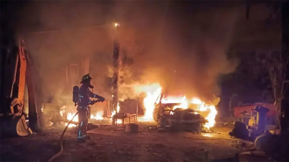 Incendio arrasa con retroexcavadora y camioneta en León Fonseca, Guasave
