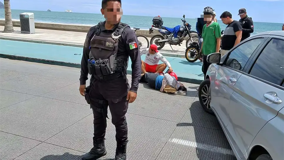 Paramédicos de Cruz Roja se encargaron de continuar con la atención médica en el sitio, inmovilizaron la extremidad afectada y trasladaron a la mujer al Hospital IMSS Bienestar para recibir atención especializada